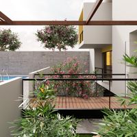 Terraza elevada de vivienda contempor&aacute;nea con pasarela met&aacute;lica, celos&iacute;as de madera y jard&iacute;n interior con vegetaci&oacute;n