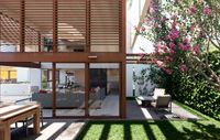 Patio moderno con &aacute;reas exteriores techadas, celos&iacute;as y jardines de vivienda contempor&aacute;nea