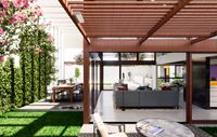 Patio moderno con &aacute;reas exteriores techadas para sala - comedor, celos&iacute;as y jardines de vivienda contempor&aacute;nea